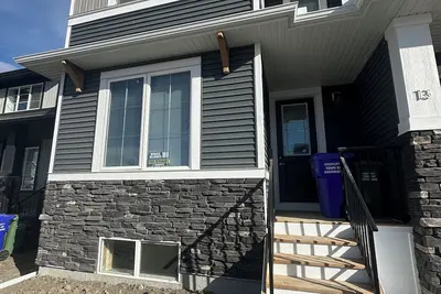 Image de Modern 3–4 bedroom duplex in the New South Bow Landing community of Cochrane Ab