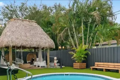 Image de Tropical Retreat with Tiki Hut and Pool