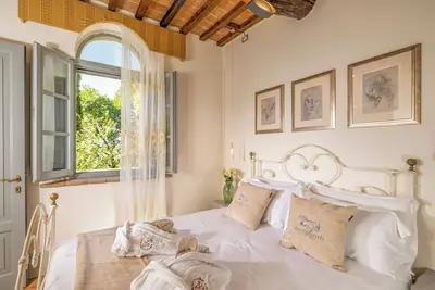 Image de Elegant Tuscan Apartment with Fireplace and Countryside Views