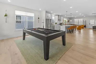 Image de Lux House & Carriage house Furnished for Comfort