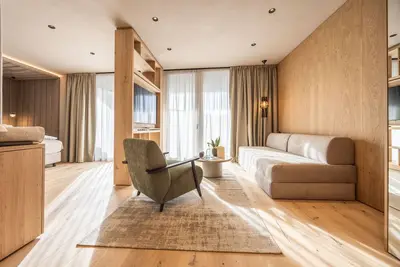 Image de Chambre 'Cima Suite 2, Alma Alpina Lodge' avec vue sur la montagne, piscine commune et Wi-Fi