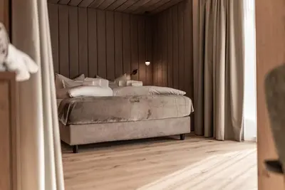 Image de Chambre 'Dolomiti Suite 7, Alma Alpina Lodge' avec vue montagne, piscine et Wi-Fi