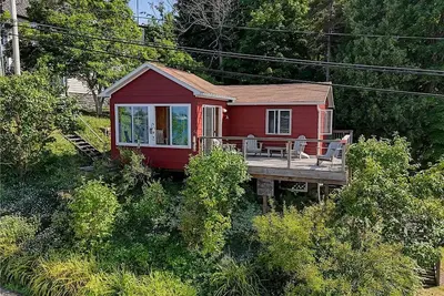 Image de Cute red cottage on the hillside overlooking Sodus Bay. Direct water access