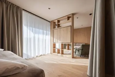 Image de Chambre 'Vista Suite 5, Alma Alpina Lodge' avec vue sur la montagne, piscine et Wi-Fi