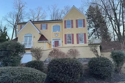 Image de Spacious 3+Br • 2. 5ba • Bar, Gym & Fin Basement •5mi to Villanova & Aronimink