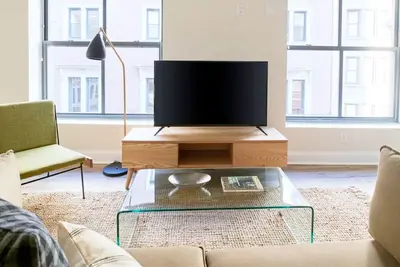 Bold, Spacious 2br in Boston`s Financial District