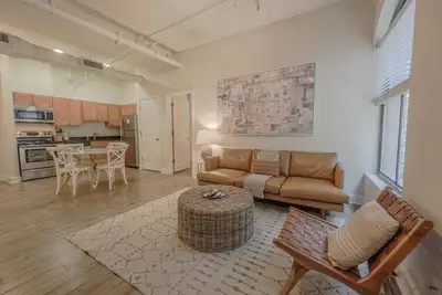 Image de Milk153-3c-2/2 · Lavish Fidi 2br/2ba | Close to everything!