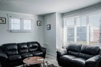 Image de 1036 Assumption · Bright 3 Bdrm Unit Perfect for Longer Stays