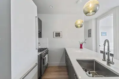 Image de Sun-Filled 2 Bedroom Designer Brooklyn Duplex with Private Patio