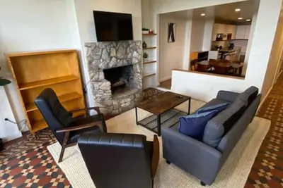 Image de Wonderful Fenway 3br/2ba | Steps from Fenway Park!