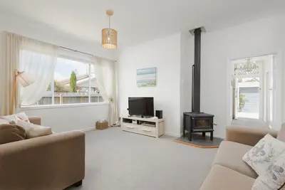 Image de Luxury Grey Villa - Easy walking distance to town.