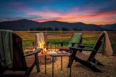 Image de Misty Morning Cabin, sit back & relax with beautiful mountain views! Pups Yes!