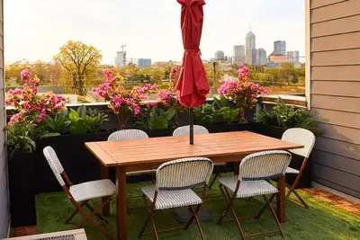 Image de Luxury Townhome/Rooftop Views/Great Location/ Downtown Indy