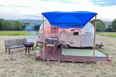 Image de Rare Airstream with private pitch, deck, firepit and optional hot tub and sauna