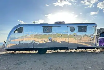Image de Off-grid trailer stay with valley views and dark skies