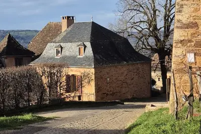 Image de l'Ardoise, Maison au pied du château de Castelnau