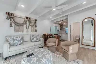 Image de Stunning Queen Deluxe Suite close to Beaches, Restaurants, Shopping!