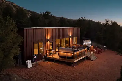 Image de Cozy Cabin 25 Min from Zion w/ Arcade & Hot Tub