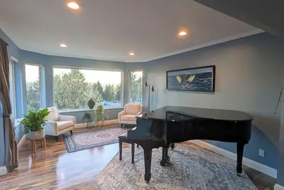 Image de Spacious home with view. Quick Highway access. Ample Parking. 3 month rentals.