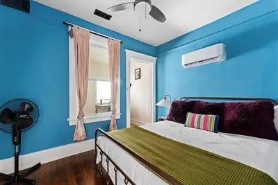 Image de 517 E Henry · Stylish Getaway | Pool & Courtyard