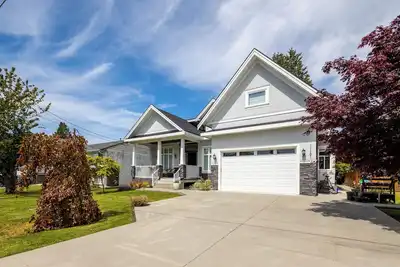Image de Delta 2 Bedroom basement suite in Luxury Home