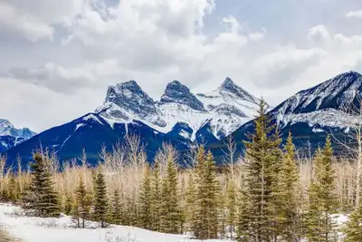 Image de Cozy getaway for exploring Canmore & Banff!