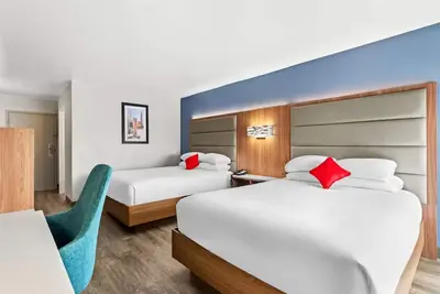 Image de 3 Bright Rooms w/ Desk & Indoor Heated Pool - Close to Cheyenne Attractions