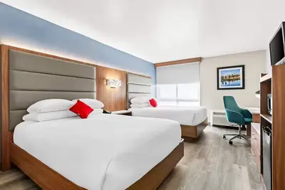 Image de Deluxe Two Queen Beds with Flexible Workspace and Free Parking - 4 Units