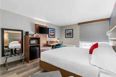 Image de Modern Room Deluxe One Queen Bed Pet Friendly Ideal for Both Work & Play