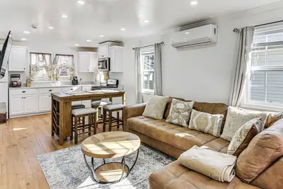 Image de 2 Mi to Naval Base: Walkable Norfolk Retreat