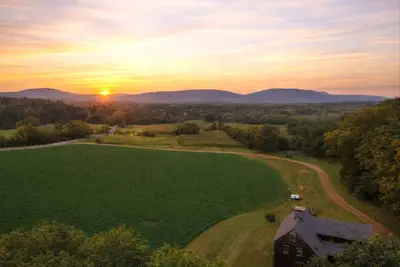 Image de 52-Acre Farmhouse • Fire Pit + Outdoor Dining & Trails | Copper Kettle Farm