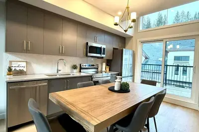 Image de Mountain Retreat w/ Views & Hot Tub Near Banff Gates