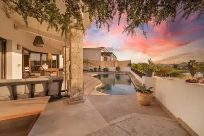 Image de Modern art-filled villa in prestigious Club Campestre, San Jose del Cabo. 5br/5ba with private pool, golf views & curated works by a renowned Mexican gallery artist. Every room showcases unique original art, creating an elevated boutique experience