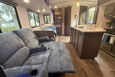 Image de Cozy Lux Camper on Quiet Farm