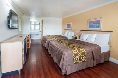 Image de Essential Comforts in a Clean Room Near Transit & Local Dining Hotspots