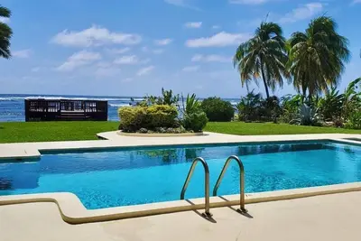 Image de Luxury Oceanfront 5 bedroom villa with over water Gazebo