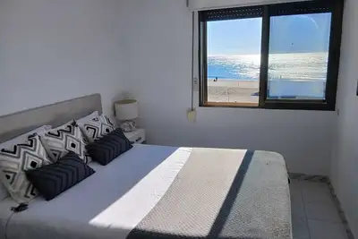 Image de House in first line of beach with spectacular sea views.