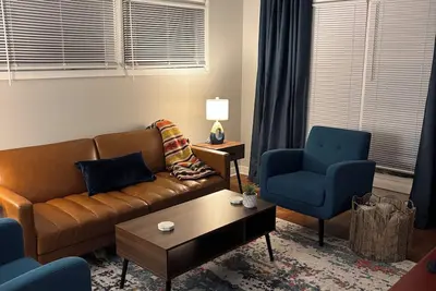 Image de New! Fabulous 3-bedroom MidMod Cottage in charming downtown Cary.