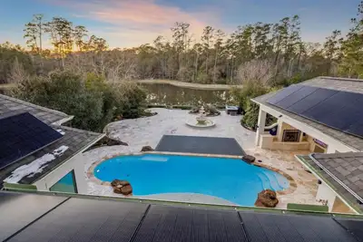 Image de Custom and Spacious 7-bedroom home in lovely Shenandoah with Ac, pool and access