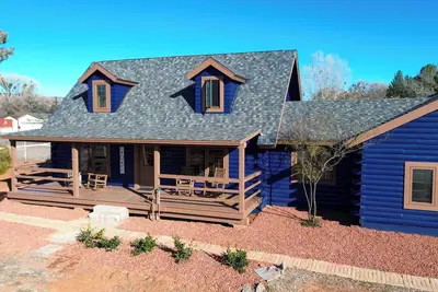 Image de 3br Cabin Near Sedona • Hot Tub • Steps to Oak Creek • Dog-Friendly