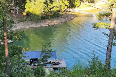 Image de Beautiful tiny home on gorgeous Smith Lake.