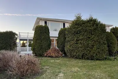 Image de Spacious 4-bedroom house in wonderful Eastward Look with Ac. Newly renovated!