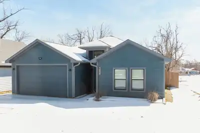 Image de The Denison Hub: Lake, Choctaw, Arcade, Ev, Patio! 🏡