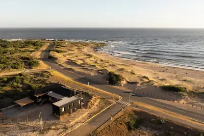 Image de Emplacement exceptionnel, maison de plage neuve de 4 chambres à Punta Colorada