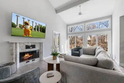 Image de Near Mizzou. Clean. King Beds. Modern. Peaceful. Game Room. Easy Parking.