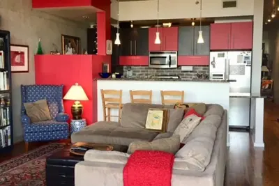 Image de Skyline Views, Easy Downtown Access, Fitness, Pool & Free Parking