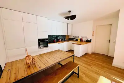 Image de Grand appart lumineux avec terrasse, parking inclus, à deux pas de la mer.