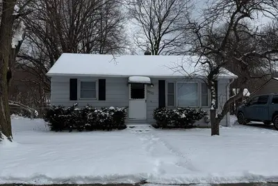 Image de Close To All Amenities And Downtown.