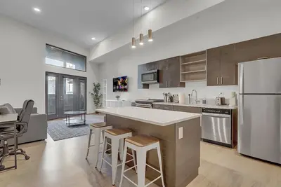 Image de Centrally-located 2bdr apartment w/ gym. Pet-friendly!