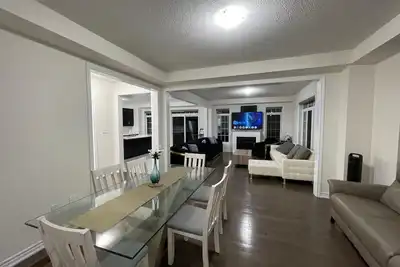 Image de Comfy Vrbo with 6 Bedrooms, 3. 5 Bathrooms, accommodating 12 people comfortably.